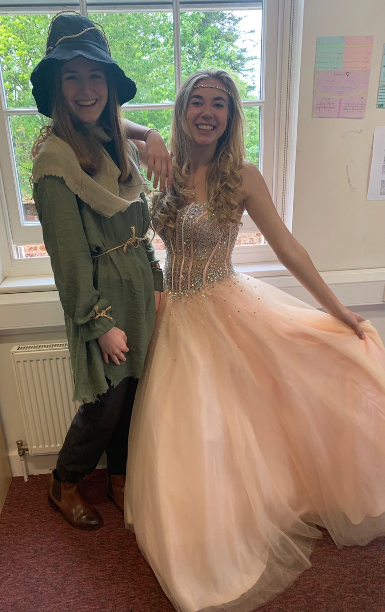 NewHallMagdalen's tweet photo. Lovely last ⁦@NewHallPsych⁩ lesson with Glinda &amp; the scarecrow today! #examtime #goodluck #BSiL 🍀 https://t.co/aTlMILs5QK