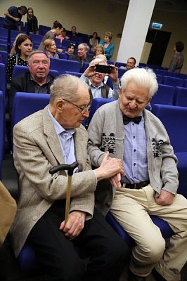 chess24.com on X: 97-year-old GM Yury Averbakh and 82-year-old Boris  Spassky at an event to celebrate the centenary of the birth of GM Vladimir  Alatortsev!  photo: Boris Dolmatovsky   / X