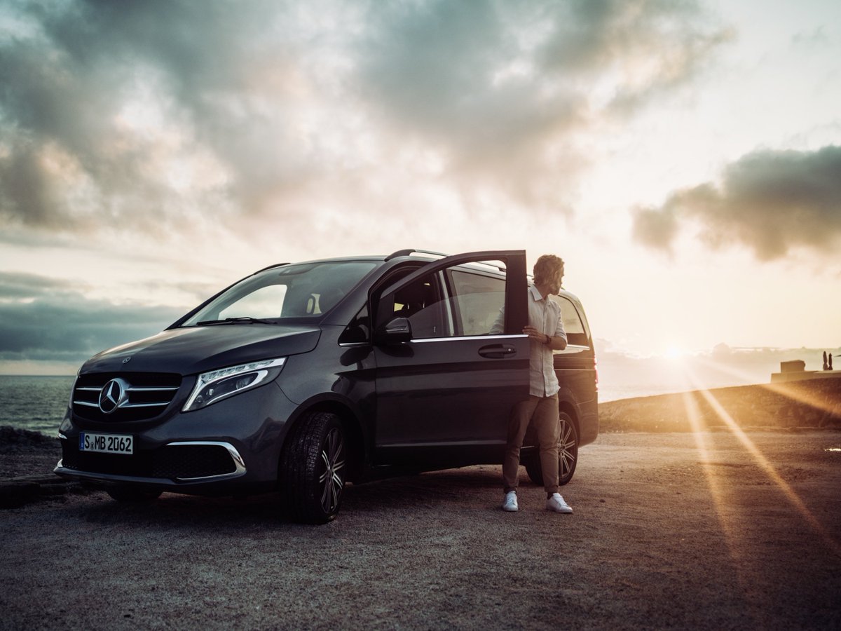 MercedesBenz's tweet photo. Comfort and style wherever you go. The #newVClass – Make your Move! 🏄 

https://t.co/5TyNrfZdkl

[Mercedes-Benz V 300 d | Kraftstoffverbrauch kombiniert: 6,1–5,9 l/100 km | CO₂-Emissionen  kombiniert: 161-155 g/km | https://t.co/NCNjWnA238]

#MercedesBenz #VClass #MakeYourMove https://t.co/jpw8FVa828