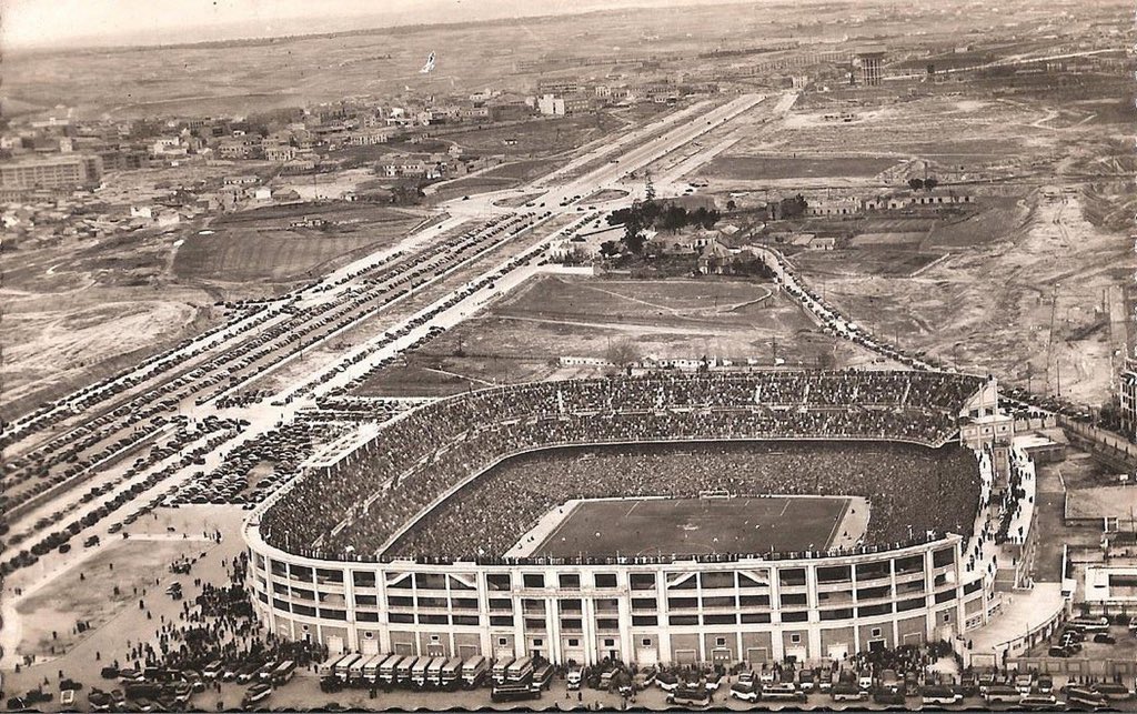 SecretosdeMadri's tweet photo. Cuando ir al fútbol era toda una excursión 😲 #madrid
Gracias @CeliaCanoG por la foto https://t.co/W6CEIjtPLT