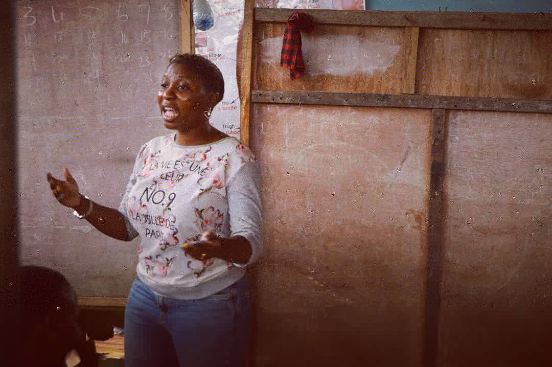 lsivconsulting's tweet photo. #FBF to our time at our adopted community where we shared over 120 #sanitarypads and had Mrs. Cassandra Ogbugh from Reckitt Benckiser speak to our women on the power they have in fostering good hygiene
#adoptacommunity #menstrualhealth #LoloTalks #Nigeria #Periodpoverty https://t.co/pZC3upOeIj