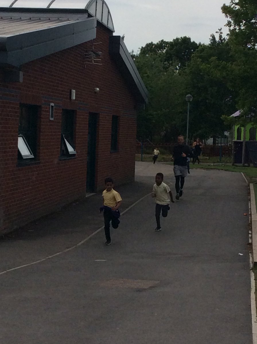 Year1Kingsley's tweet photo. Class 10 made a fantastic effort running a mile in the heat today π well done to all chn and staff π #merseysidedailymile https://t.co/ONcn4t7T4A