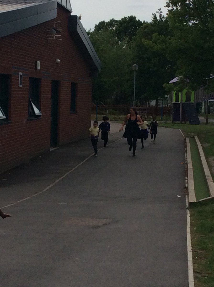 Year1Kingsley's tweet photo. Class 10 made a fantastic effort running a mile in the heat today π well done to all chn and staff π #merseysidedailymile https://t.co/ONcn4t7T4A