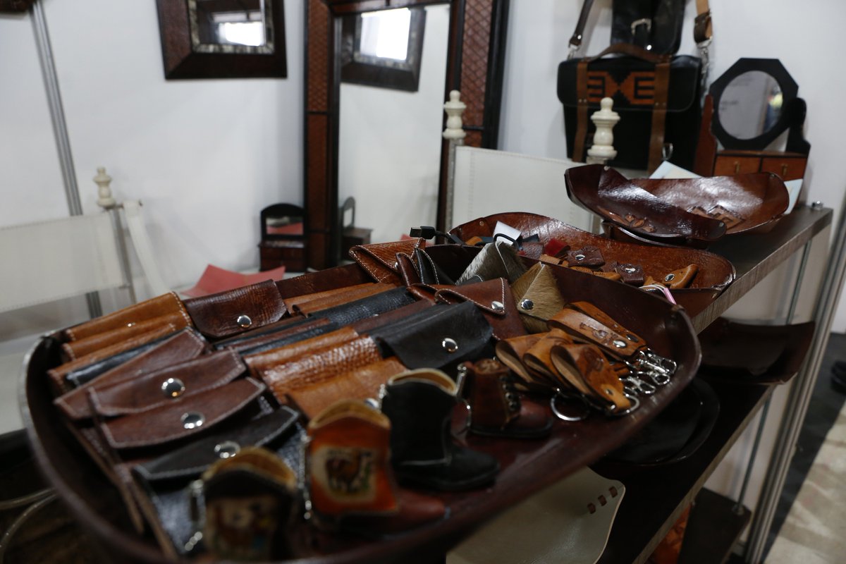 MINCETUR's tweet image. ¡Ya empezó Expo Deco! 😍 Doce artesanos de ocho regiones del Perú exhiben sus trabajos en el salón temático “Perú Home” de la #ExpoDeco2019. 🙌🏽

No dejes de visitarlo hasta 19 de mayo en el Centro de Convenciones Corporación E. Wong.

🌐expodeco.pe