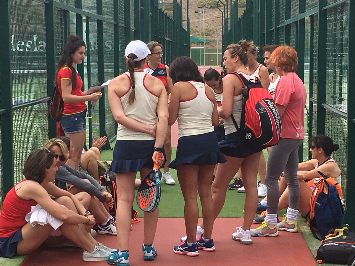 La selección femenina de pádel <a href="/fpadelcyl/">padelcyl</a> con su capitana <a href="/MPinachMP/">MPinachMP</a> al frente da la alineación de su encuentro contra <a href="/PadelMelilla/">PadelMelilla</a>