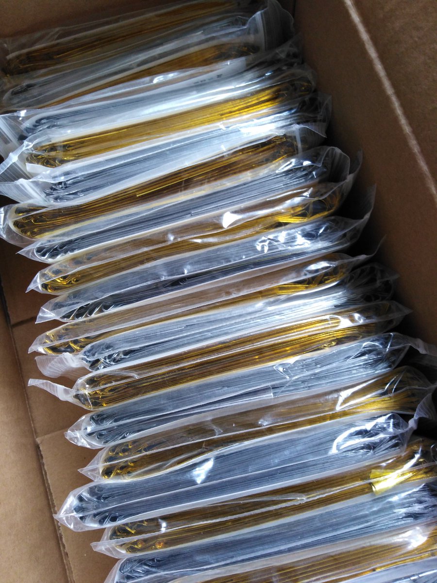 LauterLeise's tweet photo. Noch eineinhalb Tage bis zum #Glänzen und #Knistern... Erstausstattung an Goldenen Folien ist da. Gern können eigene Lebensrettungsdecken, Goldene Fahnen, Figuren... als Erkennungszeichen der Vielen mitgebracht werden. #dieVielen #1EuropafürAlle #UNITEandSHINE #Leipzig #le1905 https://t.co/Lz4lYkwFry