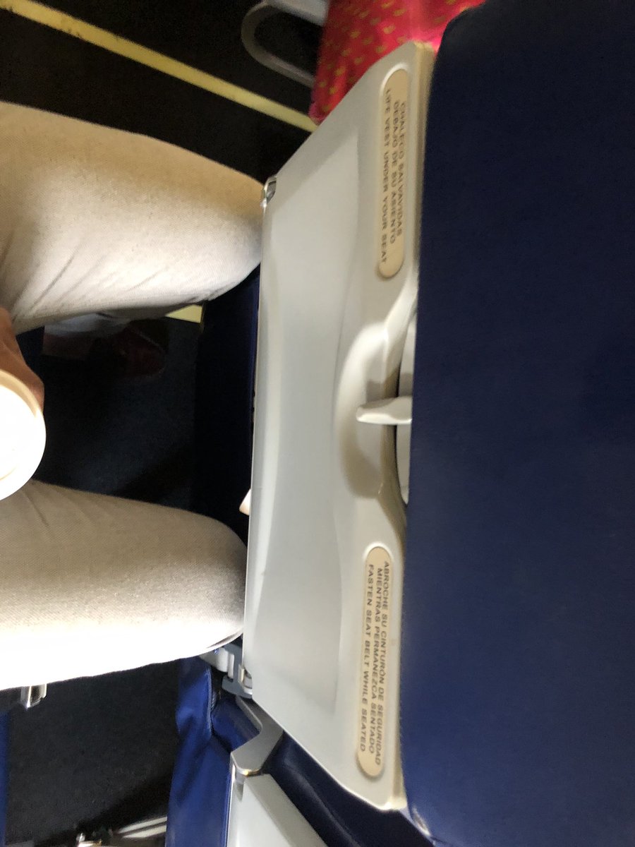 Clementjeff's tweet photo. Ahora si! Ya se habían tardado en quitar espacio en @Aeromexico ni sentado normal, #cero #comodidad  vuelo 773 #Guadalajara https://t.co/JPBIcDBST3