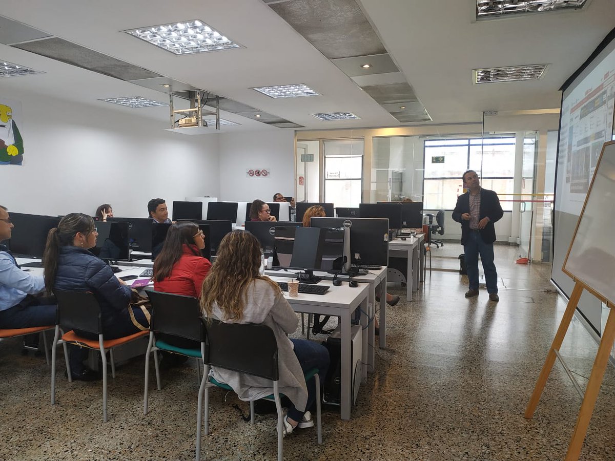 Lab101UNAL's tweet photo. @Oscave director de estrategia en @EstudioTresDigital nos cuenta hoy en el #Diadeinternet cómo llevar tu empresa hacia el marketing digital @unColombia @MinTIC @ConsejeriaTIC https://t.co/UyzpdD6HAj
