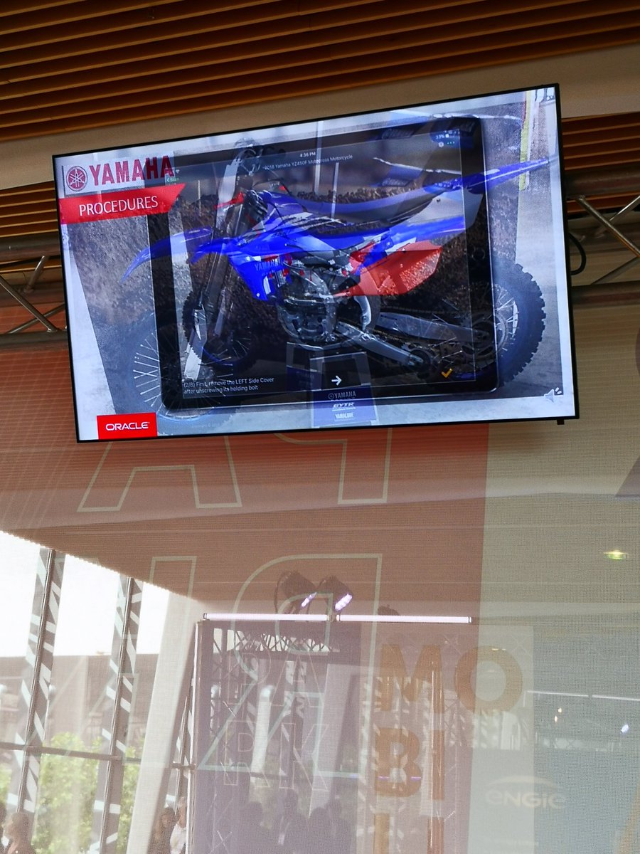 ChanPerco's tweet image. Avec l&apos;arrivée de la réalité augmentée (#AR), l&apos;utilisateur pourra voir directement les problèmes de la moto #Yamaha et faire les premiers réparations. 
Demain, le consommateur sera proactif et traitera les problèmes avec la main en utilisant les données.
#VivaOracle #VivaTech