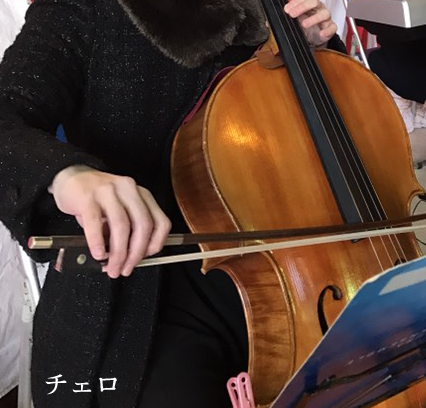 ヴァイオリンの弓の持ち方の描き方についてアドバイスをいただいたので、チェロの持ち方と比較しながら違いを比べてみました。
(写真はOMURA室内合奏団の奏者の方にいただきました!) 