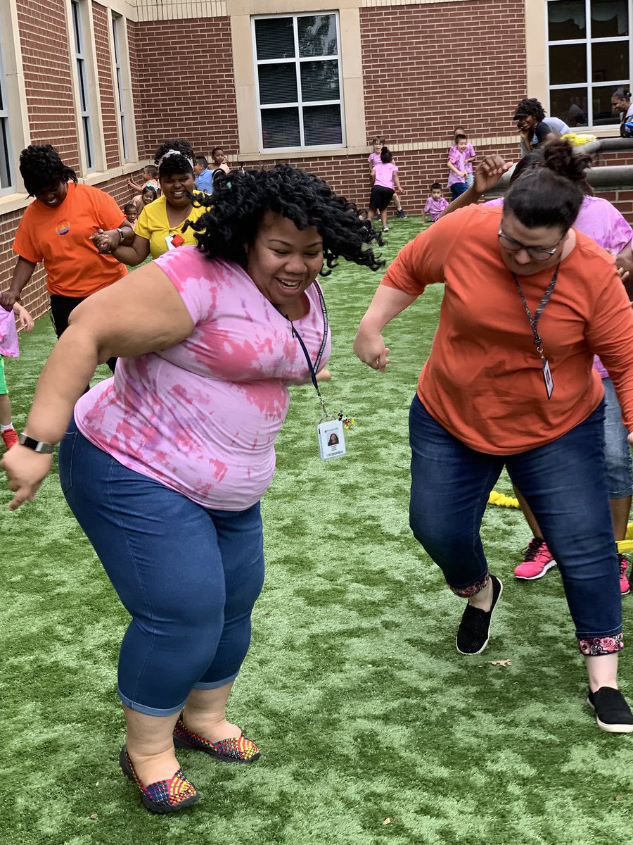 iamCrystalKing's tweet image. PPCD staff takes on the 3-Legged Race!!! 🏃🏽‍♀️🏃🏽‍♂️ #FieldDay #PPCDRocks #CompetitiveFun @austintylerisd