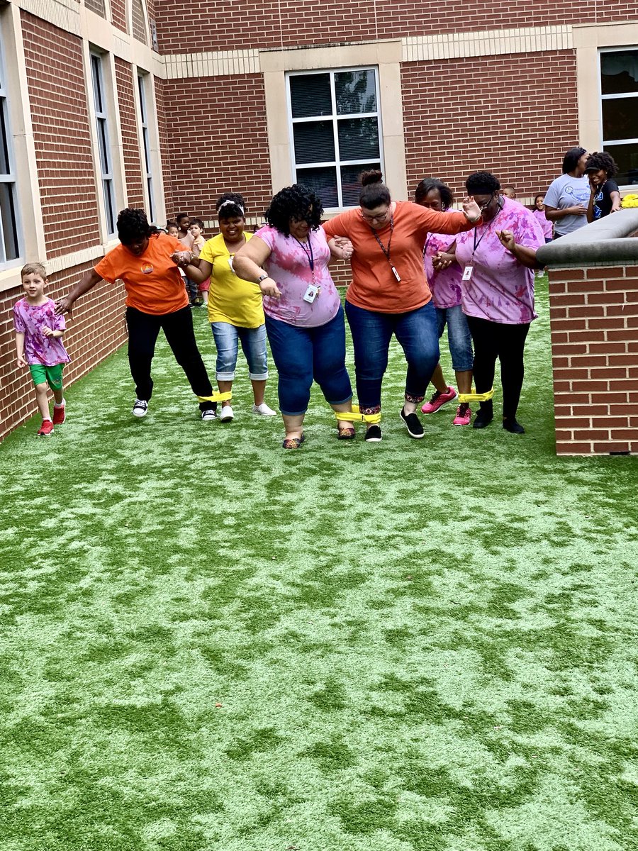 iamCrystalKing's tweet image. PPCD staff takes on the 3-Legged Race!!! 🏃🏽‍♀️🏃🏽‍♂️ #FieldDay #PPCDRocks #CompetitiveFun @austintylerisd