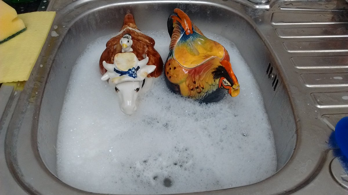 LymingtonOxfam's tweet image. Ever seen a cow &amp;amp; a chicken in the bath together?
I had to smile when I put these novelty teapots in the sink for a wash!
Now on sale - there's a Shakespeare's Hamlet too...
#FoundinOxfam #NoveltyTeapot #Homewares #Lymington #FarmyardAnimals