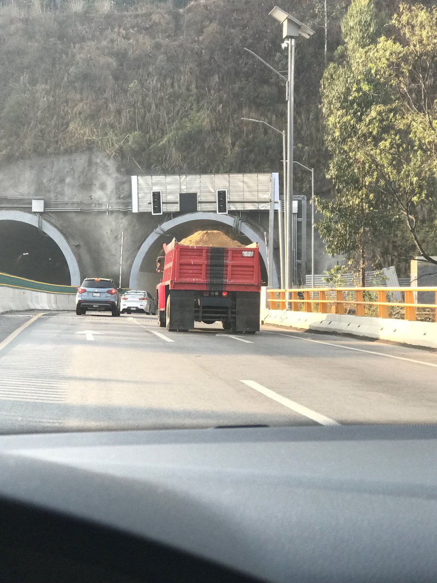 Camion circulando sin lona para evitar que se caiga la tierra ⁦<a href="/Vecinodeteca/">Vecinos Huixquilucan</a>⁩ ⁦<a href="/EnriqueVargasdV/">Enrique Vargas Del Villar</a>⁩ para variar aqui cada quien hace lo que quiere y los policías bien gracias