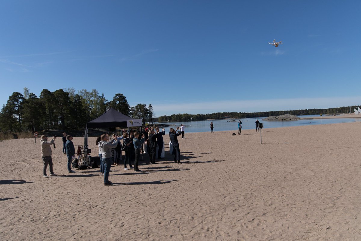 Wing's tweet image. We started our day in Helsinki with a delivery demo on the beach with @Vapaavuori.