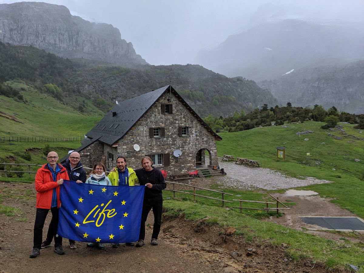 Learning about the work done in the Lizara hut in the Pyrenees #Sustainhuts project with @LIFEprogramme @Thenaudrey. #LIFElogo #UnitedLIFEpeople