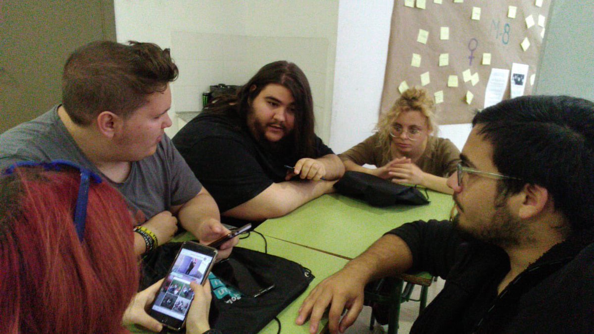 L'equip de social media de Tarragona ens estem repartint les tasques que desenvoluparem cadascú el dia del speed dating. <a href="/start_cno/">Start Noves Oportunitats</a> #ElVendrell #SpeedDating #Organitzacio #TreballEnEquip #SocialMedia #Cno #ProyecteStart #Tecnologia #XarxesSocials