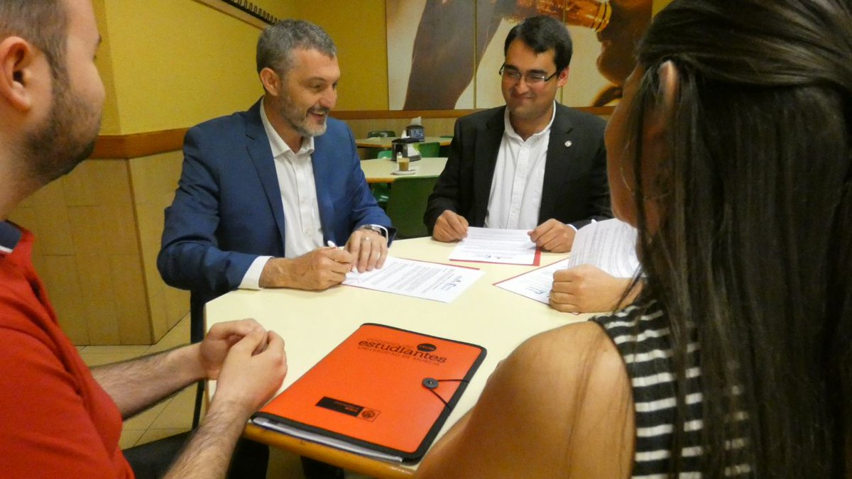 ceum_es's tweet photo. Comenzamos a firmar ✍️📝 con los candidatos a la presidencia de la Región de #Murcia nuestras propuestas para las #elecciones del #26M. 

Hoy @oscarburu y @diegoconesa se han comprometido a defender todas las medidas.

Esperamos que os suméis, @LopezMirasF e @ifranco. https://t.co/AosK7gONFd