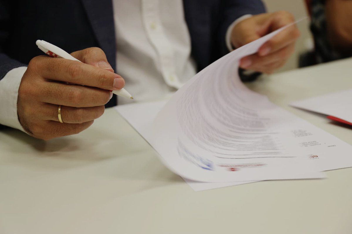 ceum_es's tweet photo. Comenzamos a firmar ✍️📝 con los candidatos a la presidencia de la Región de #Murcia nuestras propuestas para las #elecciones del #26M. 

Hoy @oscarburu y @diegoconesa se han comprometido a defender todas las medidas.

Esperamos que os suméis, @LopezMirasF e @ifranco. https://t.co/AosK7gONFd