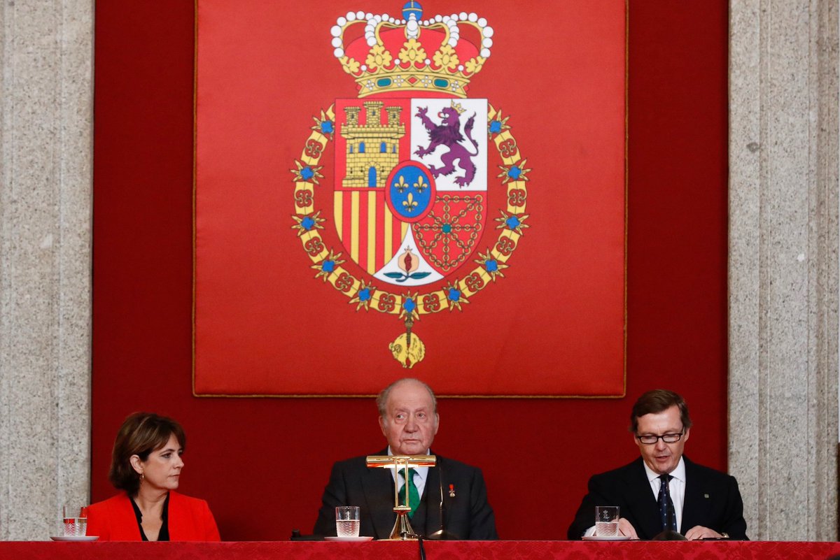 El Rey Don Juan Carlos ha entregado hoy el Premio Órdenes Españolas 2019 al historiador Miguel Ángel Ladero. La ministra @LolaDelgadoG ha asistido al acto celebrado en el Monasterio de San Lorenzo de El Escorial  #premioórdenesespañolas @PremioOrdenesEs 
📷 © Casa de S.M. el Rey