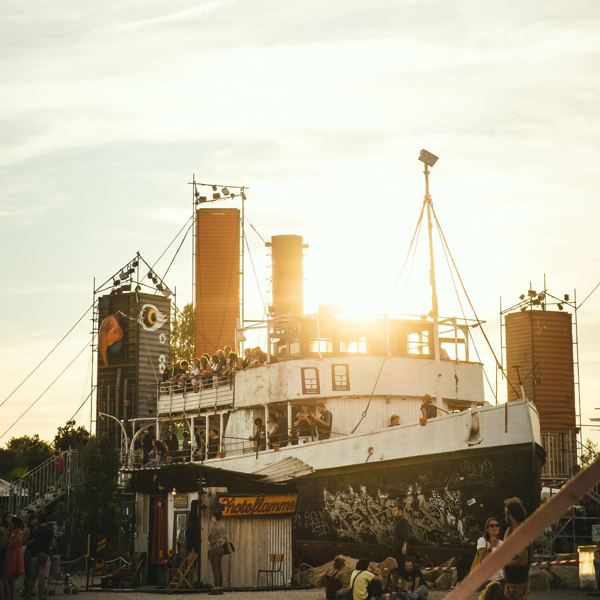 levoyageanantes's tweet photo. @TransfertCo revient dès ce soir à 18h et exceptionnellement le festival des @Fanfaronnades emménage sur le site de Transfert pour sa réouverture ! 🎺
📷 ©Chama Chereau #LVAN #Nantes #LigneVerte #art #sortie #transfertco #rezé #fanfare #transfert 
👉 https://t.co/4QeTyKoLag https://t.co/UvBdShrm3w