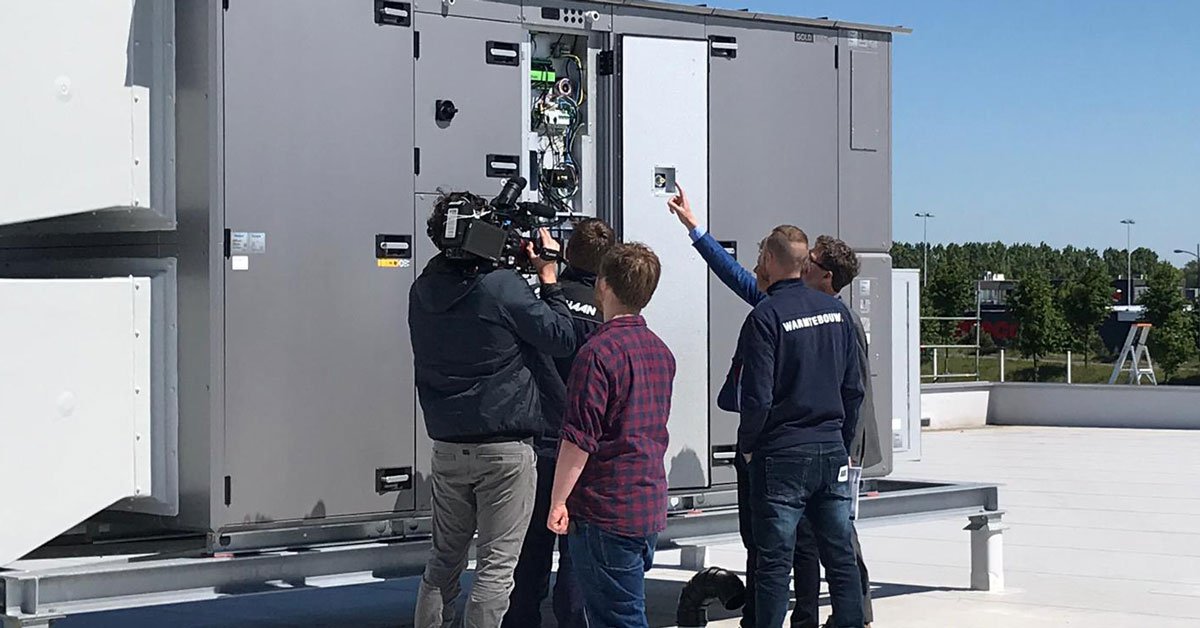 warmtebouw's tweet photo. Voor het TV Programma ‘How it’s done’ van RTL Z geven we samen met Auerhaan Klimaattechniek uitleg over nieuwe installaties van het hoofdkantoor van Sligro Food Group @SFGnl  in Veghel en hoe we een totaal gasloze installatie reailseren. Medio juni op RTL Z te zien. #howitsdone https://t.co/SkWcrnK0i1