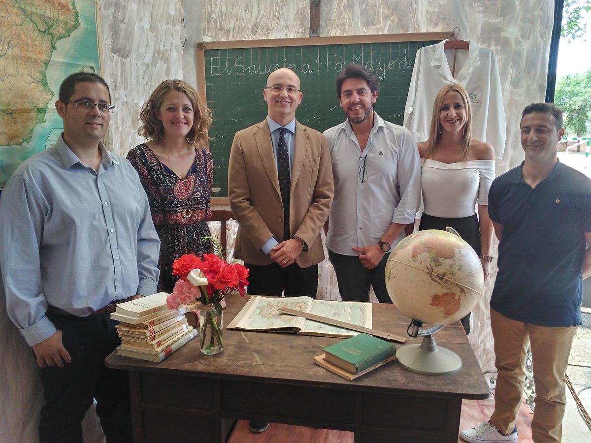 ¡Felicidades al CEIP Los Sauces! El delegado territorial de @EducaAnda en Sevilla, Joaquín Pérez Blanes, ha participado en el acto conmemorativo del 50 aniversario de este colegio, ubicado en el municipio sevillano de El Saucejo.