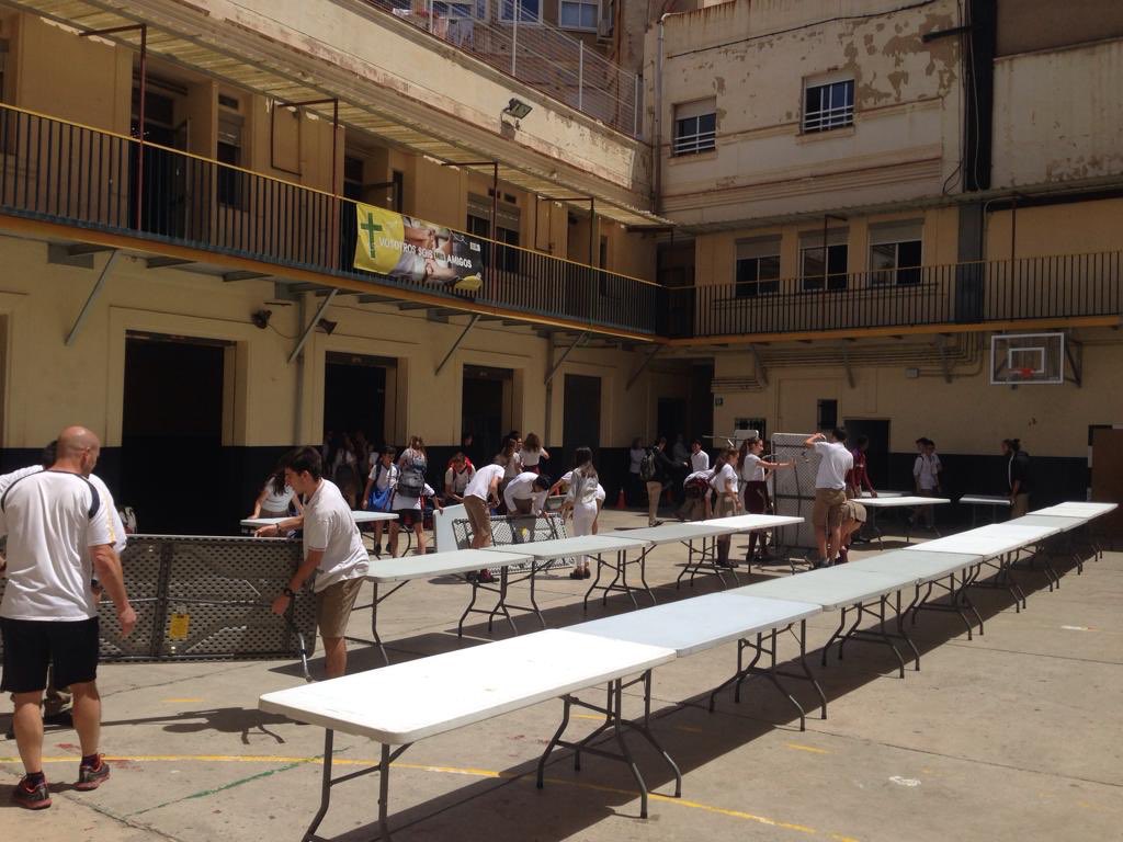 colNSSocorro's tweet image. DÍA DE LAS FAMILIAS. Mientras los alumnos ayudan en los preparativos para la cena, los profes decoran el escenario para el festival. En breve comenzamos!! #conectatealavida #diafamilias #compartir #fraternidad @colNSSocorro