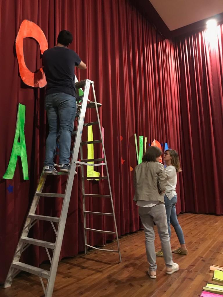 colNSSocorro's tweet image. DÍA DE LAS FAMILIAS. Mientras los alumnos ayudan en los preparativos para la cena, los profes decoran el escenario para el festival. En breve comenzamos!! #conectatealavida #diafamilias #compartir #fraternidad @colNSSocorro