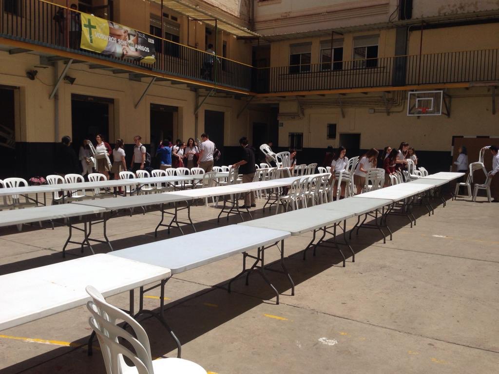 colNSSocorro's tweet image. DÍA DE LAS FAMILIAS. Mientras los alumnos ayudan en los preparativos para la cena, los profes decoran el escenario para el festival. En breve comenzamos!! #conectatealavida #diafamilias #compartir #fraternidad @colNSSocorro