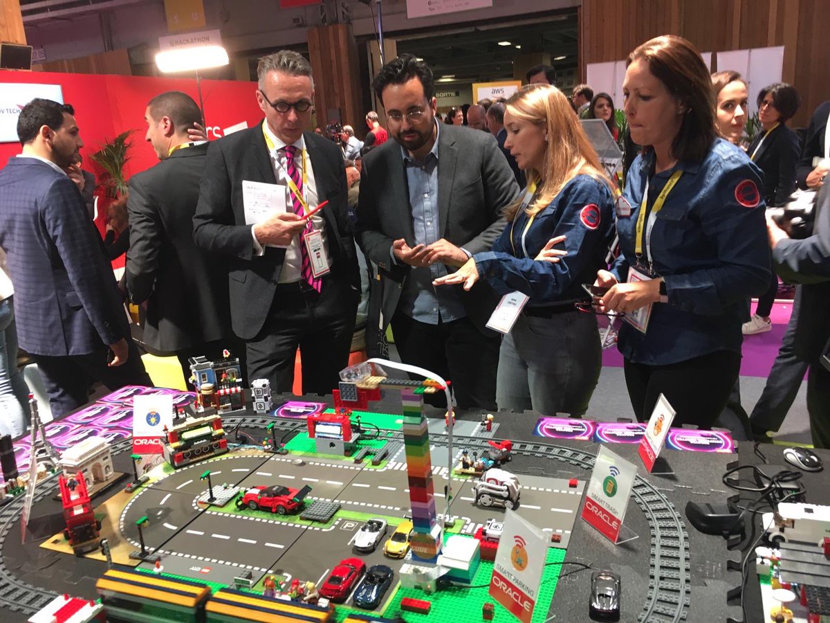 Oracle_France's tweet image. Visite surprise de @mounir sur notre stand pour découvrir notre demo &quot;Connected City&quot; 🏡 

#VivaTech #VivaOracle #GovTech #SmartCity