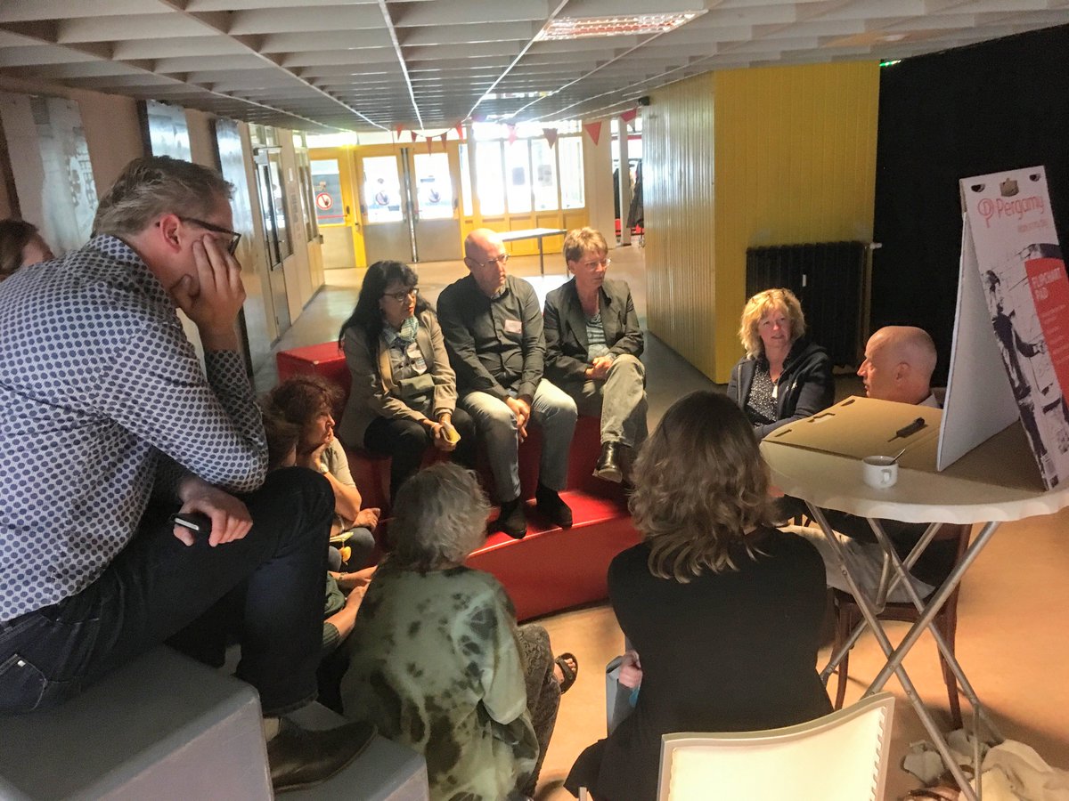 In het Leidschendam-Voorburgse park Schakenbosch, voorheen een GGZ terrein, is een groep bewoners
gestart met het opzetten van Wijkleercentrum Alles voor Elkaar op basis van ABCD. Hoe gaan formeel bestuur en de organisatie van de deelnemers zich tot elkaar verhouden?