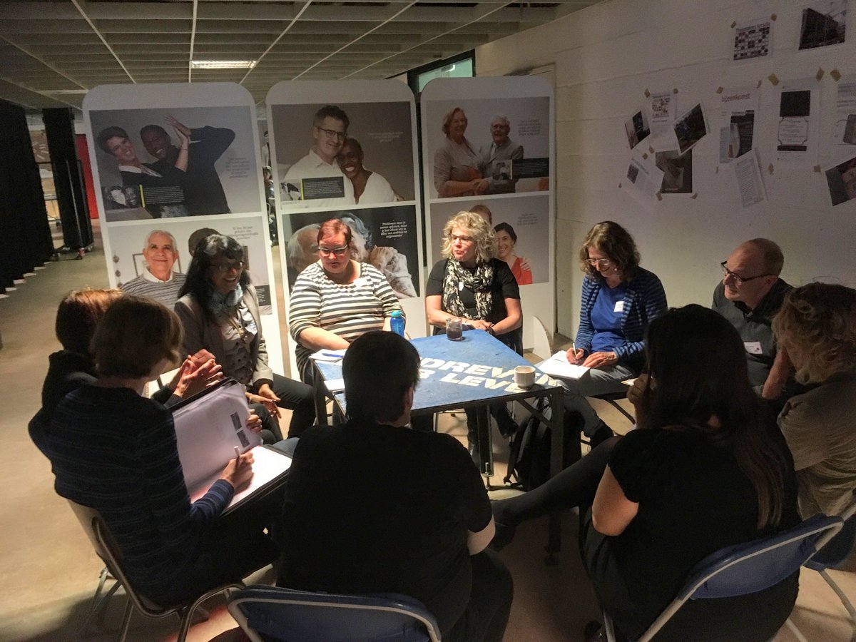 In wooncomplex Arcadia in Rotterdam wonen 55+ers, en de bewoners zij aan zij. Het samen wonen gaat niet altijd van een leien dakje. Inmiddels is er een groep Thuismakers Arcadia actief. Hoe kunnen we dit nieuwe gezamenlijke begin versterken? #abcd #popeldag