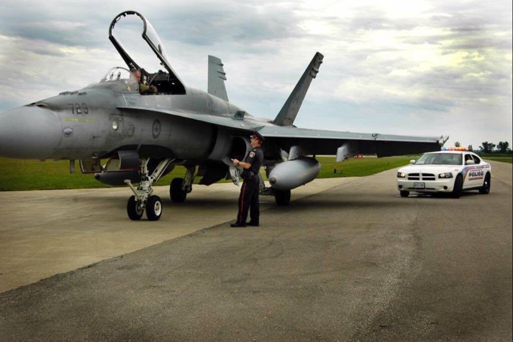 Uh oh ... 🤔
A #FighterFriday reminder to be safe and respect the speed limits if you're travelling on the roads this #VictoriaDay long weekend.

And a big #RCAF thank you, during #NationalPoliceWeek, to all police officers who proudly serve across 🇨🇦!