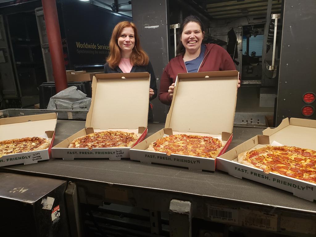 CalaisUps's tweet photo. #30days #TogetherWeAreUPS #ProudUPSers #safetyfirst #livesafely #newemployees #pizza #giftbags #SmileySarah #WildJodi @ShaunTidwell4 @NortheastUPSers @ups @AllisonHalber https://t.co/5q3veoIxmp