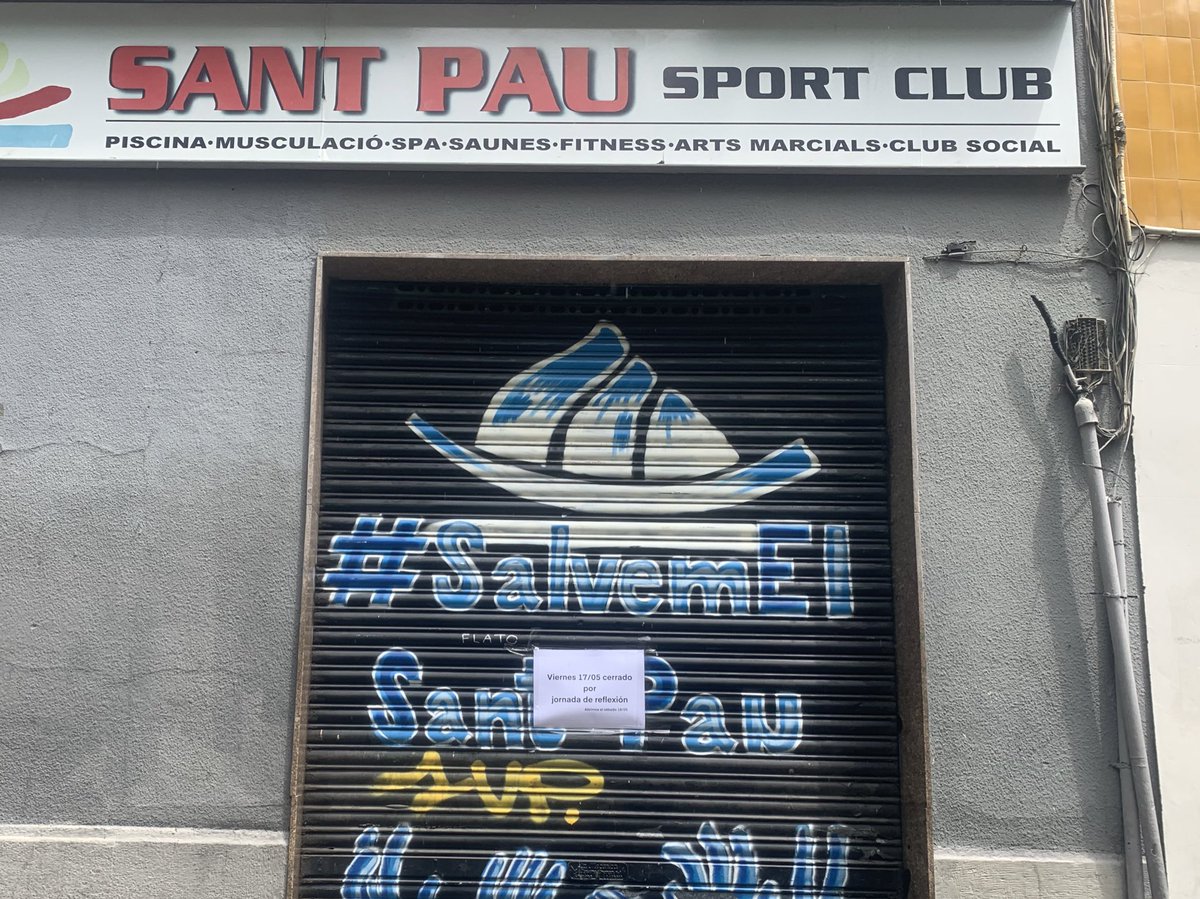 carmerocasegui's tweet photo. Persiana abaixada avui al gimnàs social del Raval, que atenia més de 900 persones de forma gratuïta com menors no acompanyats, migrants sense papers o persones sense llar.
No poden fer front a les despeses i ja acumulen 150.000 euros de deute https://t.co/2Dl8UFzhyX