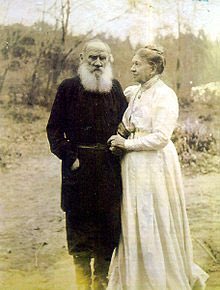 Pour leur 48e anniversaire de mariage, Sonia demande à être photographiée avec son mari. Accrochée à lui, elle le regarde en le suppliant d’avoir un sourire, un mot gentil, mais comme on peut le voir Tolstoï pose en mode « je veux crever »