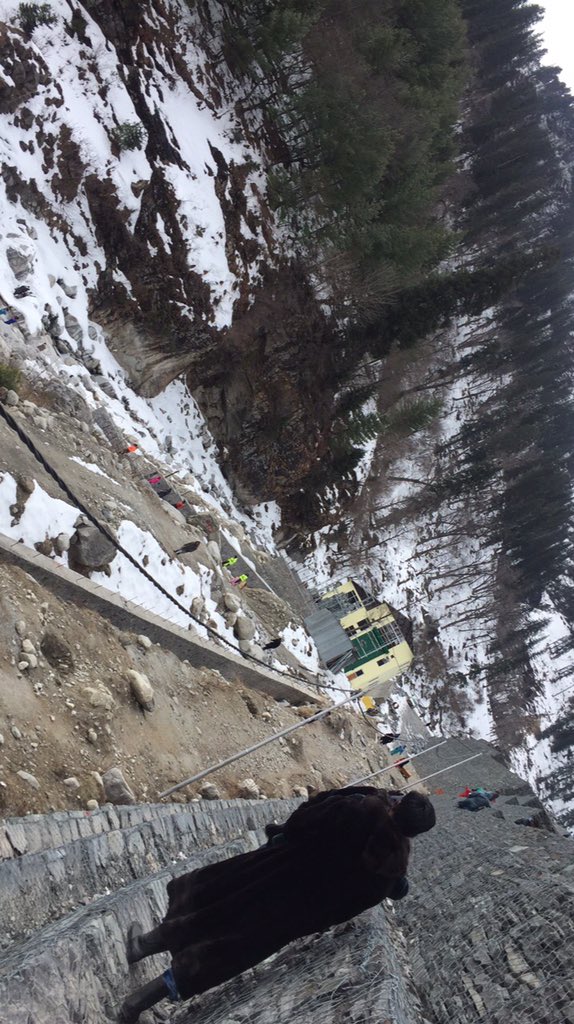 saketh1197's tweet photo. @BeCureFit In the February of this Year, I and my Classmates went to Kullu. We have done a Mountain Treak , we were totally exhausted through the half way but we dont lose hope & #SteppedItUp till the Summit. That was an amazing view Right On the Top & we did Paragladingβ€οΈfrom there. https://t.co/bf1ZY75TZe