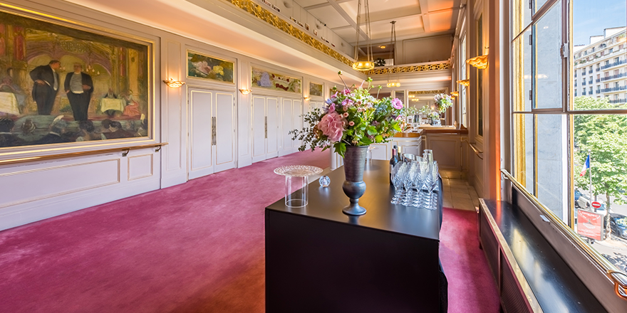 Classée aux Monuments Historiques, la Comédie a conservé son cachet d’origine. Les peintures de Vuillard et les imposants lustres de la Maison Lalique donnent caractère et charme à vos événements sur l’avenue Montaigne.
contact@keysvenue.com |keysvenue.com #MICE #venue