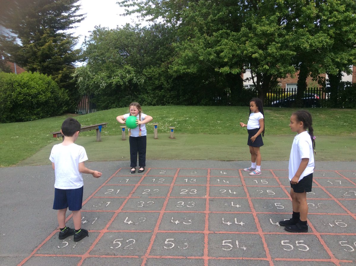 StBernardsep's tweet photo. Team 1 practised their throwing and catching skills. #stbsisavtive https://t.co/ja7CFbgTPX