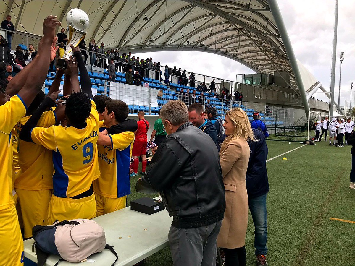 CMUSCHOTTI's tweet photo. ⚽️ ⚽️ Remise des prix de la finale nationale de la rencontre entre les jeunes apprentis #ANDSA
Je félicite tous les jeunes apprentis pour leur belle prestation et leur adresse tous mes encouragements. #CFA #Toulon https://t.co/q8WTzfJ8IR