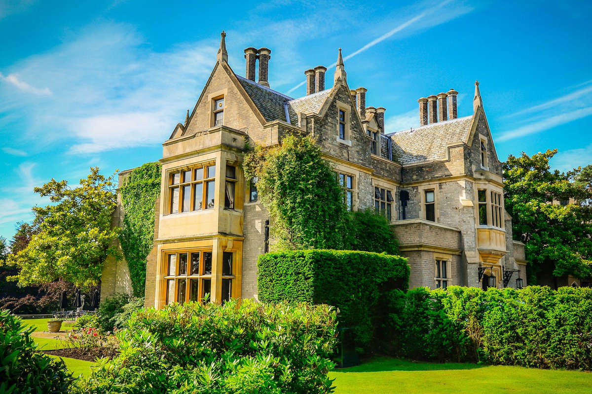 FoxCollectionHR's tweet image. Fancy a #Career @FoxhillsSurrey? Check out our latest #vacancies at bit.ly/2TPpt2Z  we are seeking #finance #reception #restaurant #chefs #sales &amp;amp; #housekeeping colleagues