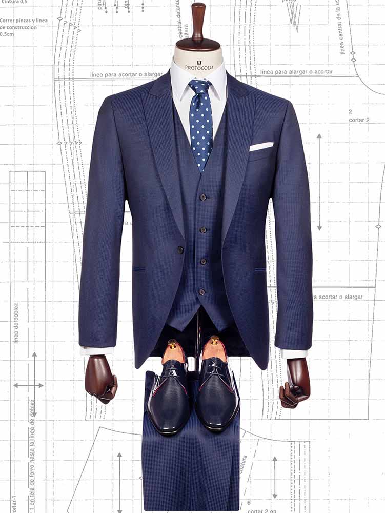 protocolonovios's tweet photo. Traje Meroy Napo. Una elección perfecta para ocasiones especiales o ceremonias que combina una levita de corte slim azul marino con pantalón y chaleco a tono. Pide cita en el siguiente link  ▶ https://t.co/dHytTK1ktT #Protocolo #TrajeDeNovio https://t.co/HR9AjGwnT6