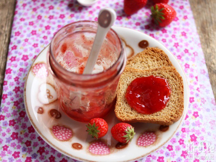 Se c'è una cosa che adoro follemente, è la confettura di fragole🍓, la metterei ovunque, anche sulla pasta!!😅
La trovo divina sul pane, nelle crostate o nelle torte... ma anche sul gelato o semplicemente una cucchiaiata per un attimo di felicità!!😍

ricettedalmondo.it/confettura-di-…