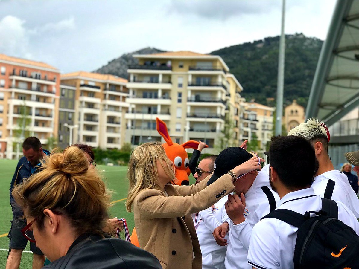 CMUSCHOTTI's tweet photo. ⚽️ ⚽️ Remise des prix de la finale nationale de la rencontre entre les jeunes apprentis #ANDSA
Je félicite tous les jeunes apprentis pour leur belle prestation et leur adresse tous mes encouragements. #CFA #Toulon https://t.co/q8WTzfJ8IR