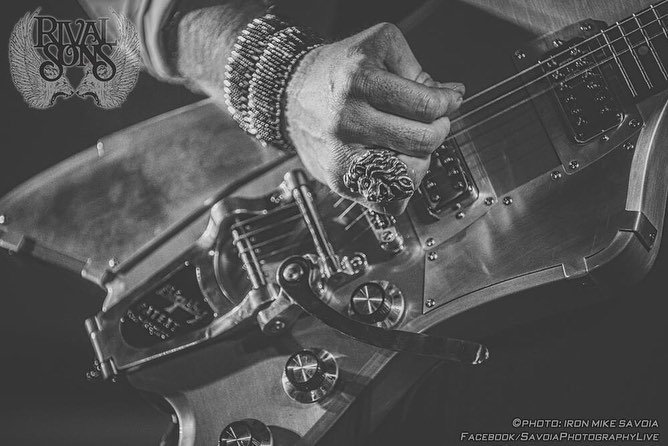 RivalSonsUSA's tweet photo. CONGRATULATIONS! We made it to #FuzzlordFriday! ๐ฅ๐ถ๏ธ๐ฅ
#ShareTheSons #RivalSons #FeralRoots
#Fuzzlord #meloduendeguitars #ajtjewellery
๐ธ:@ironmikesavoia https://t.co/3MIUuLecSe