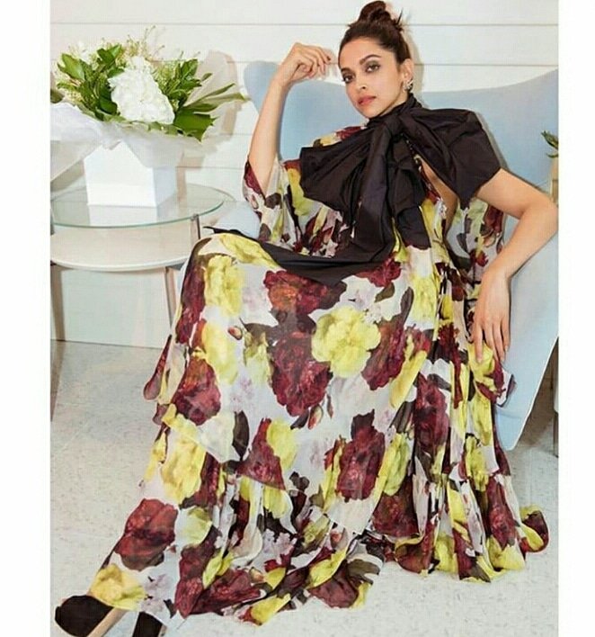 DeepikaFCP's tweet photo. Day 2. Look 4. 
🌷🌷🌷🌷🌷

#Cannes2019 #DeepikaAtCannes https://t.co/Rll64iwPm9
