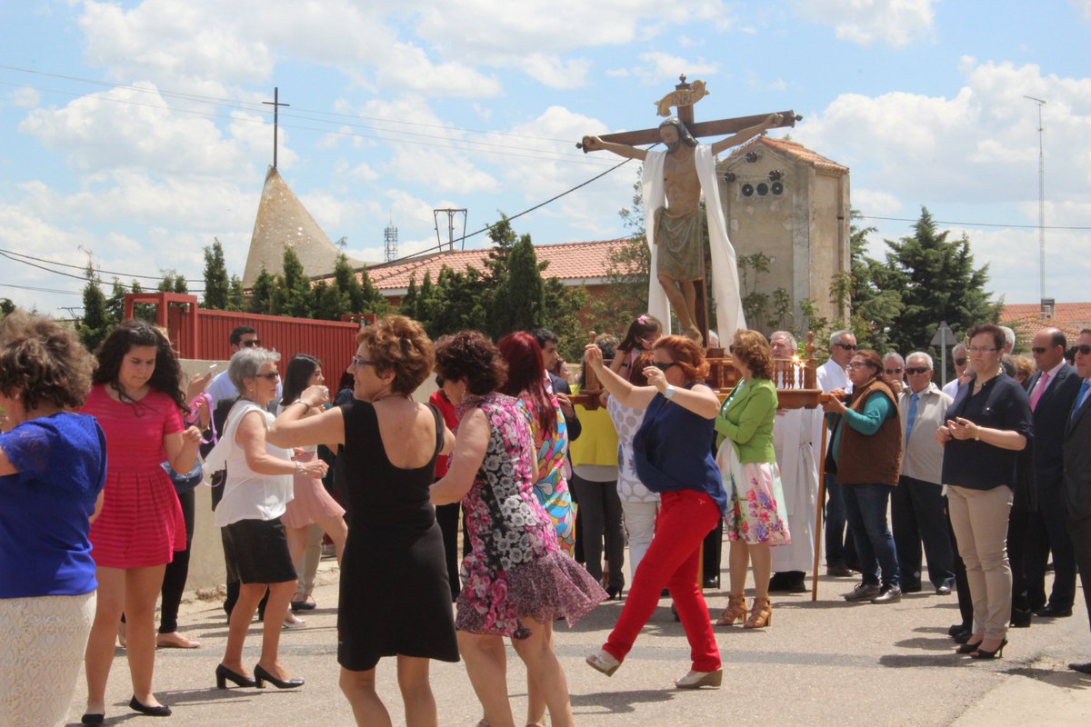 No pierdas la oportunidad de visitar este fin de semana #CastrilloDeLaGuareña se celebra la Romería del Cristo de la Salud 
🧐Curiosidad: en esta celebración las mujeres nunca dan la espalda al cristo mientras bailan su jota tradicional #TerraDuero #CentralDeReservas #RaiaNorte