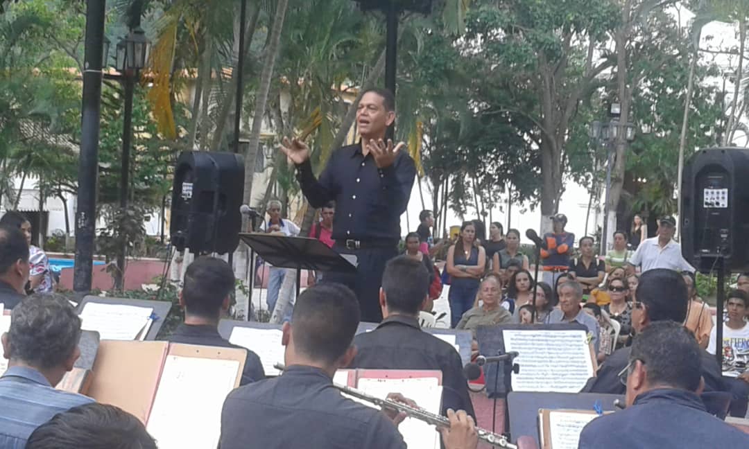 culturaTru's tweet photo. #EnImágenes así fue el #Concierto "Al Compás y Ritmos Trujillanos" en la Plaza Bolívar de Trujillo. Una muestra del alto nivel musical que existe en #Trujillo https://t.co/4WIZoxXsXM