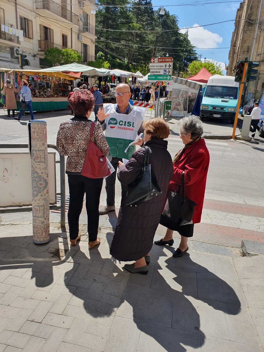 samontalbano49's tweet photo. #Enna FNP CISL AG CL EN in piazza con CISL INAS CAF per far conoscere i nostri servizi Volantinaggio dei pensionati per far conoscere la manifestazione nazionale del 1 giugno Roma #DATECI RETTA @FNPCISLSicilia @FnpCisl @CislNazionale https://t.co/K5UAZYF1rT